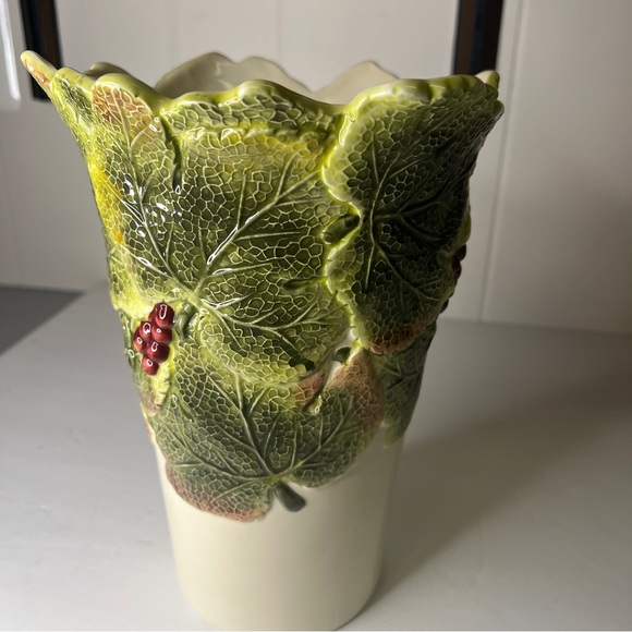 VTG 10" LEAVES & BERRIES Ceramic Better Homes & Gardens LARGE VASE Scalloped Top - Picture 7 of 13